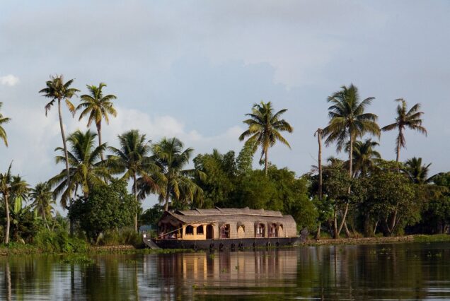 backwater houseboat kerala